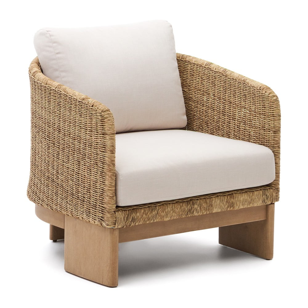 Bézs-natúr színű tömörfa-műrattan kerti fotel Xoriguer – Kave Home