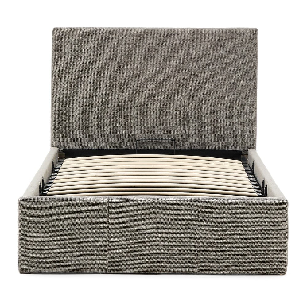 Szürke kárpitozott ágyneműtartós egyszemélyes ágy ágyráccsal 90x200 cm Nahiri – Kave Home