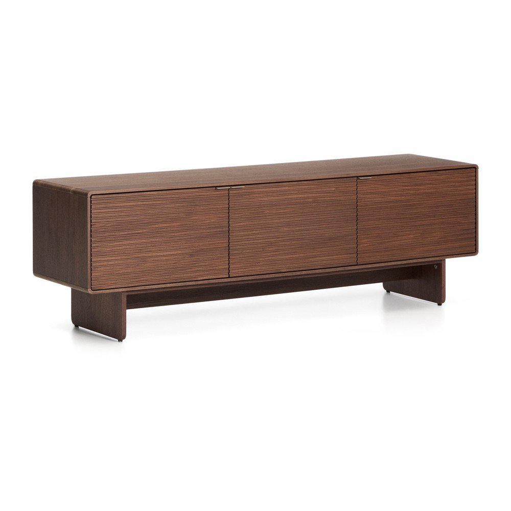 Sötét natúr színű TV-állvány diófa dekorral 150x46x40 cm Norlen – Kave Home